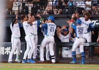 　７回、勝ち越し２ランを放ち、ナインに迎えられる清宮幸（中央）ら（撮影・中島達哉）