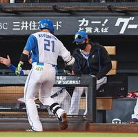 　７回、勝ち越し２ランを放った清宮幸（左）を指先タッチで迎える新庄監督（撮影・中島達哉）