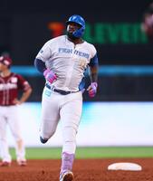 　２回、逆転満塁本塁打を放ち、ダイヤモンドを回るレイエス（撮影・中島達哉）