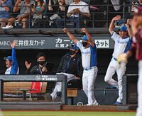 　２回、レイエスが逆転満塁本塁打を放ち、静かに見つめる新庄監督（中央）＝撮影・中島達哉