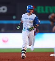 　７回、今季初エスコンでの本塁打となる勝ち越し２ランを放ち、ダイヤモンドを回る清宮幸（撮影・中島達哉）