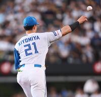 　２回、ゴンザレスの打球を一塁へ悪送球する清宮幸（撮影・中島達哉）