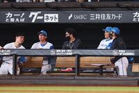 　８回、清宮幸（左）に声を掛ける新庄監督（右）＝撮影・中島達哉