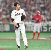 　９回、菊池（後方）に逆転の中前適時打を打たれた大勢（撮影・開出牧）