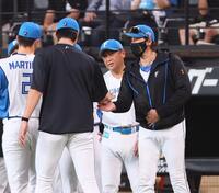 　楽天に３連勝し、ナインを迎える新庄監督（右）＝撮影・中島達哉