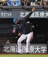 　２回、レイエスが逆転満塁本塁打を放ち、ポーズを決めて迎える新庄監督（撮影・中島達哉）