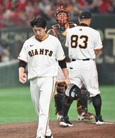 　９回表途中、降板する大勢。後方右は阿部監督