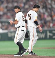 　９回、菊池に逆転の中前適時打を打たれ降板した大勢（右）と投手交代を告げた阿部監督（撮影・開出牧）