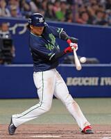 　５回、伊藤が左中間に適時二塁打を放つ