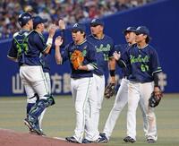 　中日に勝利し、タッチを交わす山田（左から３人目）らヤクルトナイン