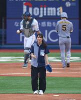 　始球式を務める日向坂４６・小坂菜緒（撮影・金田祐二）