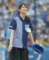 　ＤｅＮＡ対阪神戦で始球式を行う日向坂４６・小坂菜緒＝横浜スタジアム（撮影・西岡正）