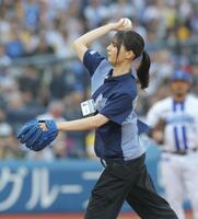 　ＤｅＮＡ対阪神戦で始球式を行う日向坂４６・小坂菜緒（撮影・西岡正）