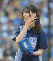 　ＤｅＮＡ対阪神戦で始球式を行う日向坂４６・小坂菜緒（撮影・西岡正）