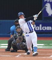 　２回、左越えソロを放つ牧（撮影・金田祐二）