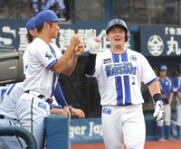 　２回、左越えソロを放ち、ナインをタッチを交わす牧（撮影・西岡正）