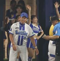 　選手交代を告げ厳しい表情の三浦監督（撮影・金田祐二）