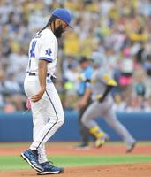 　１回、森下（右）に先制２ランを浴びたジャクソン（撮影・西岡正）