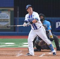 　２回、左越えソロを放つ牧（撮影・金田祐二）