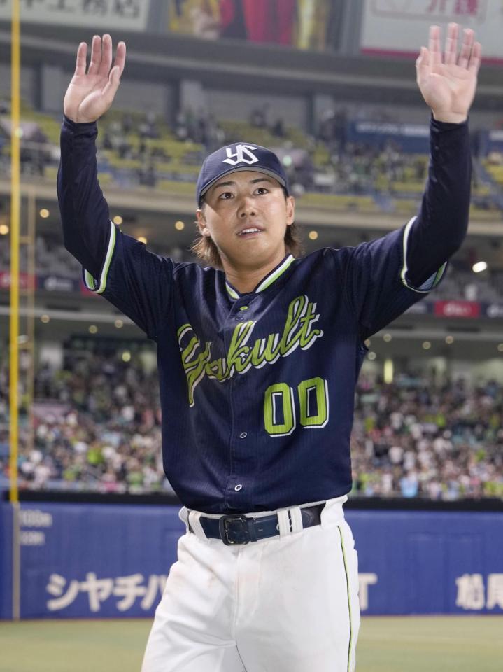 　中日に勝利し、歓声に応える赤羽＝バンテリンドーム