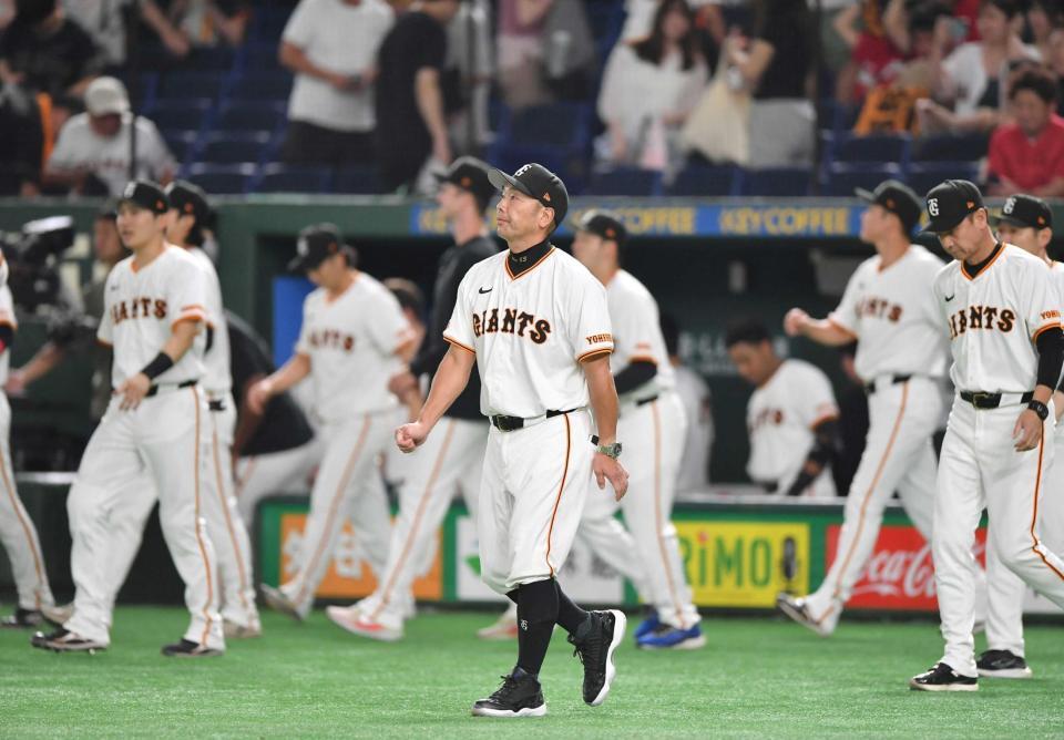 　引き分けに終わり、スコアボードを見つめながら整列へ向かう阿部監督（中央）＝撮影・開出牧