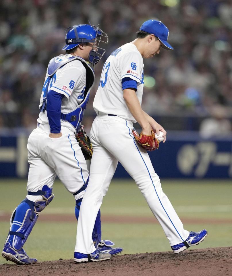 　８回、赤羽に同点打を許した橋本（右）、加藤匠の中日バッテリー