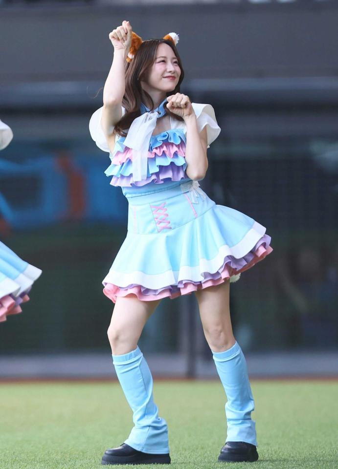 　きつねダンスを踊る森香澄（撮影・中島達哉）