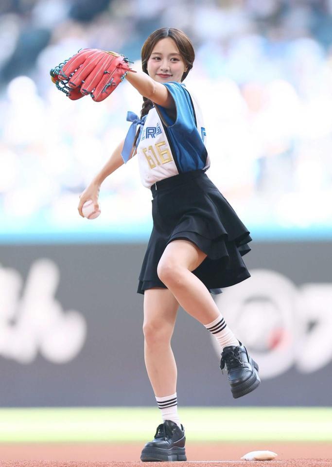 　ファーストピッチセレモニーを務める森香澄