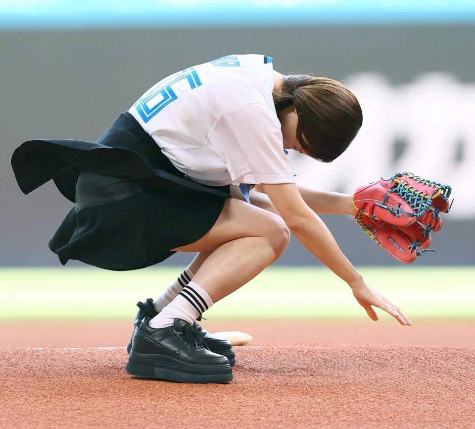 　大暴投にしゃがみ込む森香澄