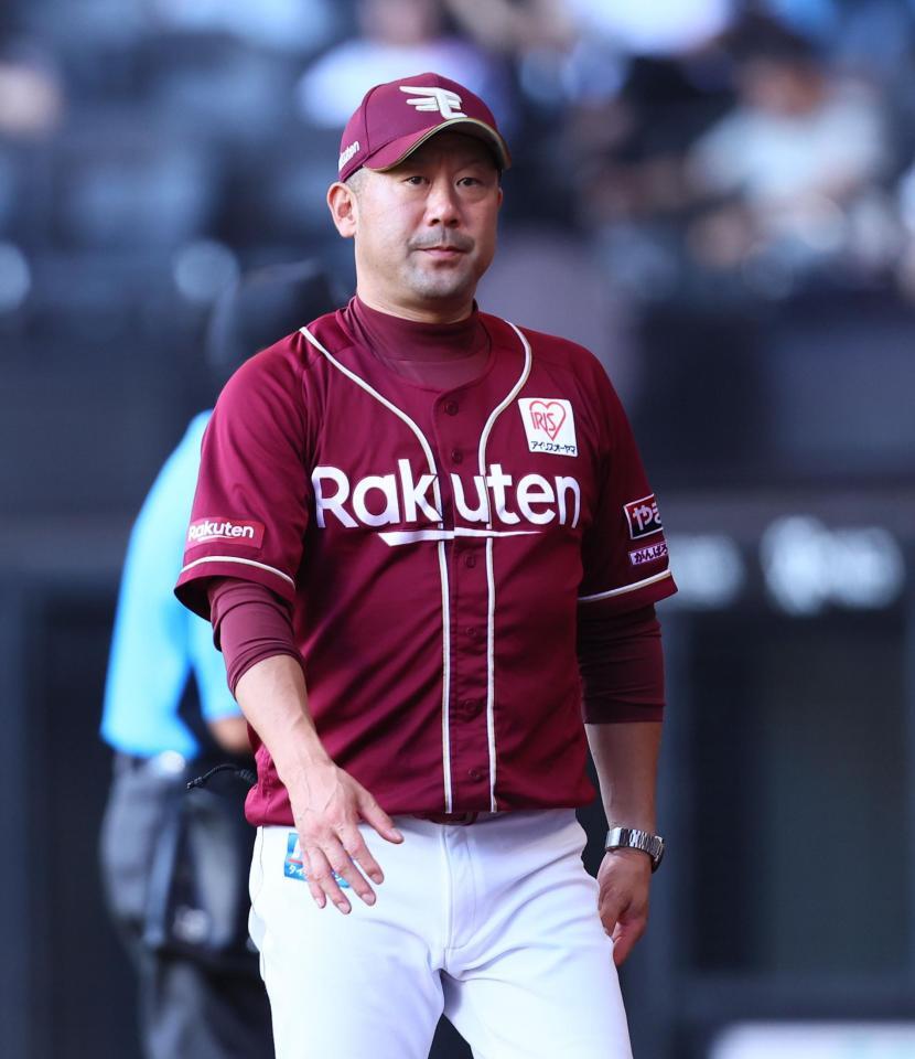 　５回、選手交代を告げる三木監督（撮影・中島達哉）