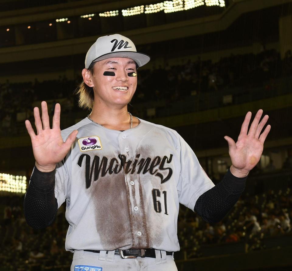 　笑顔で１０号ホームランにちなんだポーズを決める山本（撮影・西田忠信）