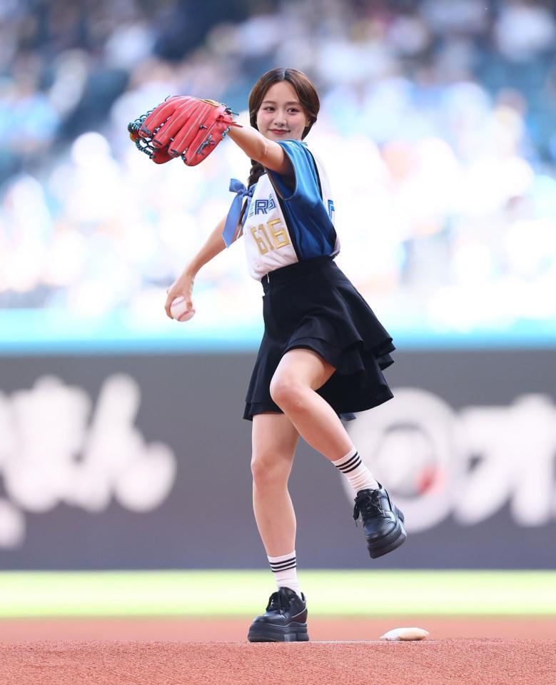 　ファーストピッチセレモニーで投球する森香澄＝５日