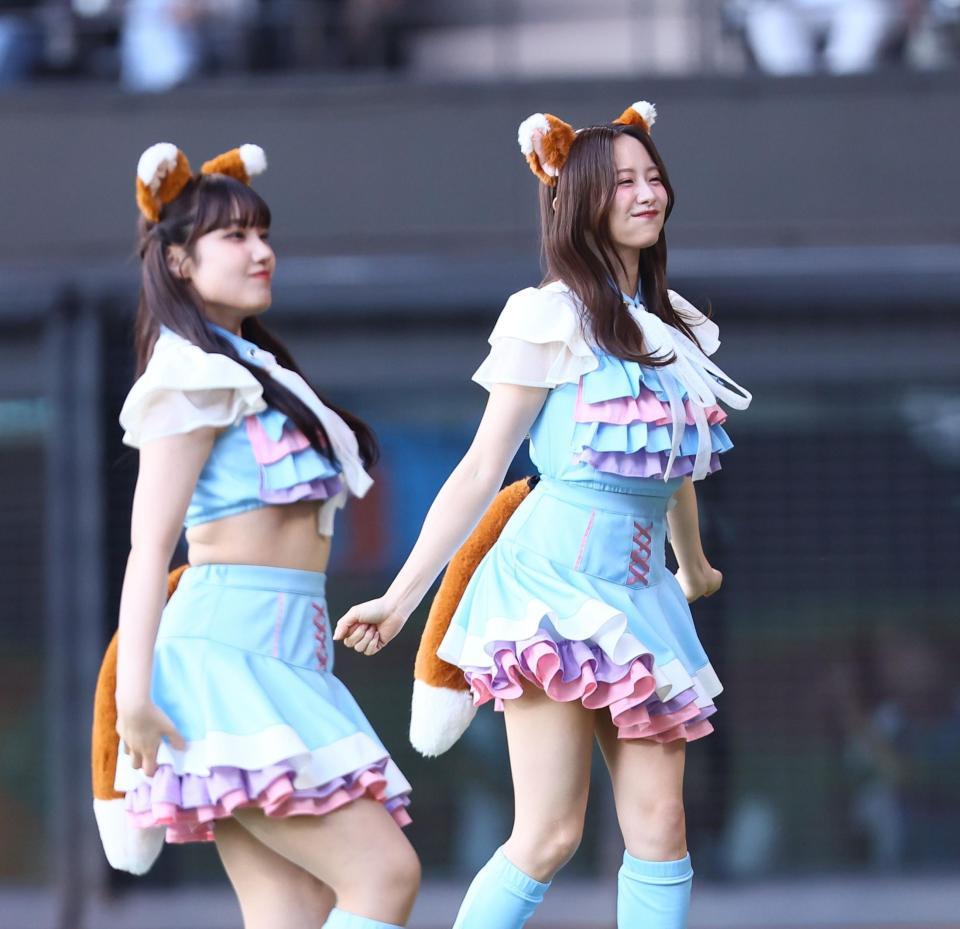 　ファイターズガールと同じ衣装を着て、きつねダンスを踊る森香澄（右）＝５日