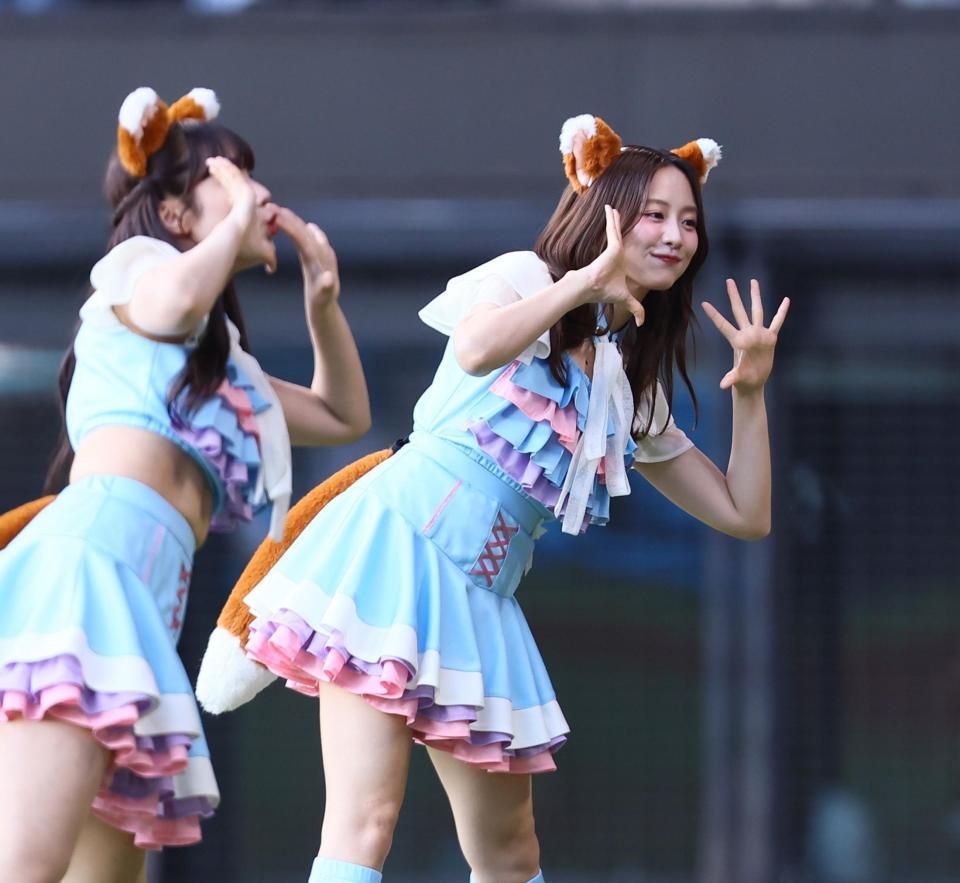 　ファイターズガールと同じ衣装を着て、きつねダンスを踊る森香澄（右）＝５日