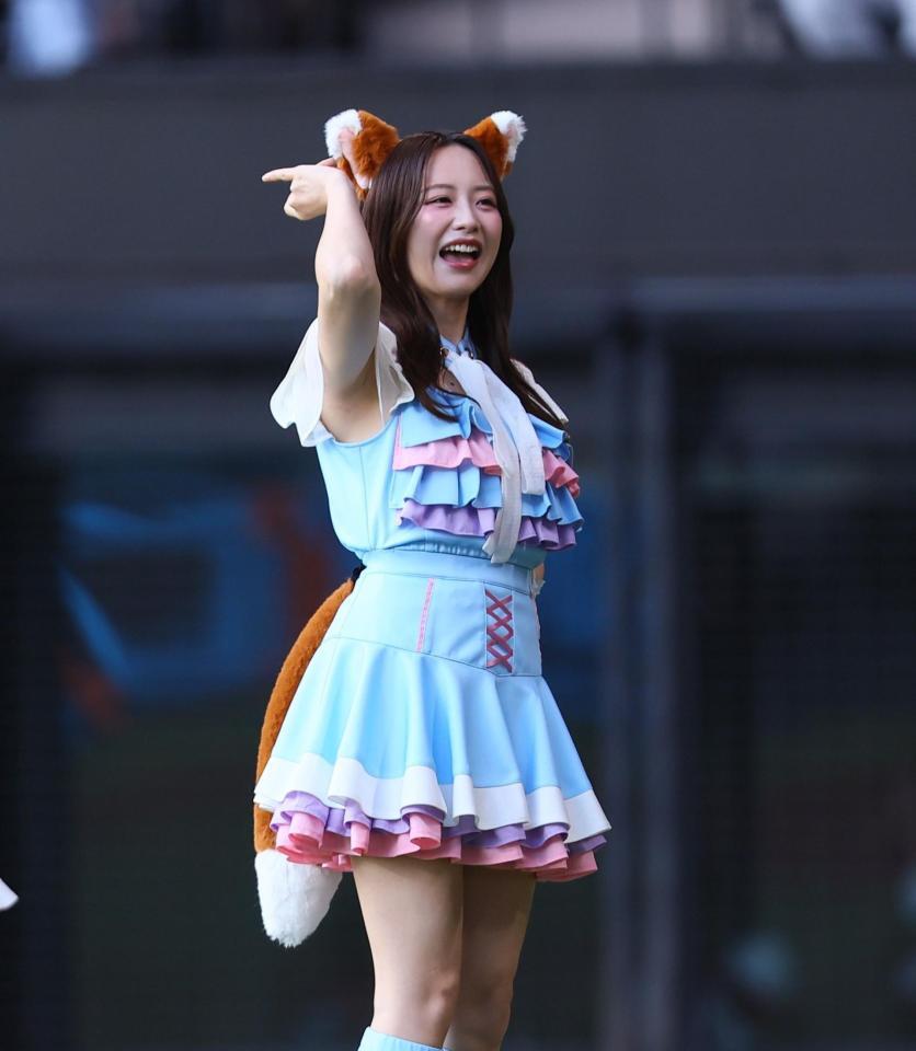 　ファイターズガールと同じ衣装を着て、きつねダンスを踊る森香澄＝５日