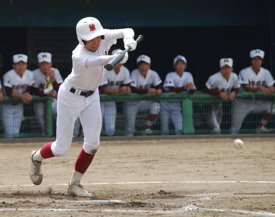 　八回にスクイズを決める山城・高田