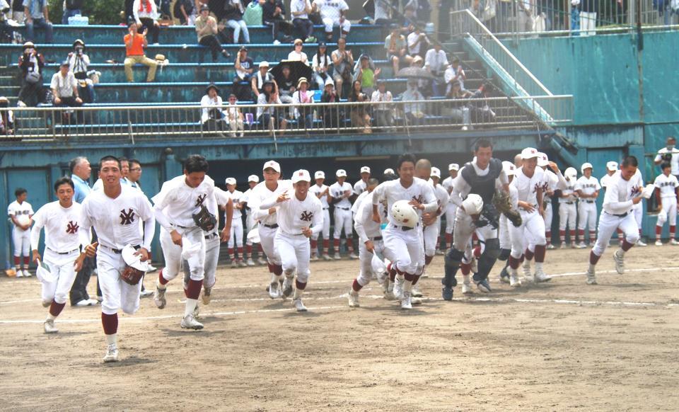 　勝利の雄たけびを上げる山城ナイン