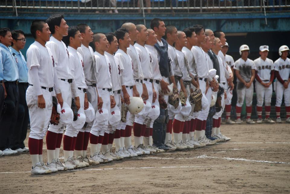 　校歌を歌う山城ナイン