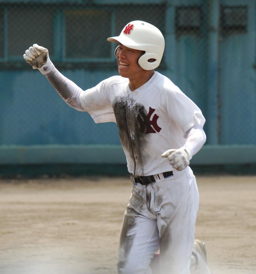 　勝ち越しのホームを踏んで笑顔を見せる山城・井上涉
