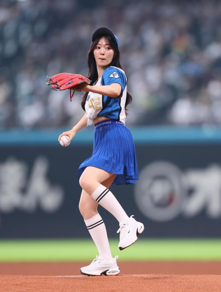 　ファーストピッチセレモニーで投球する鈴木愛理（撮影・中島達哉）