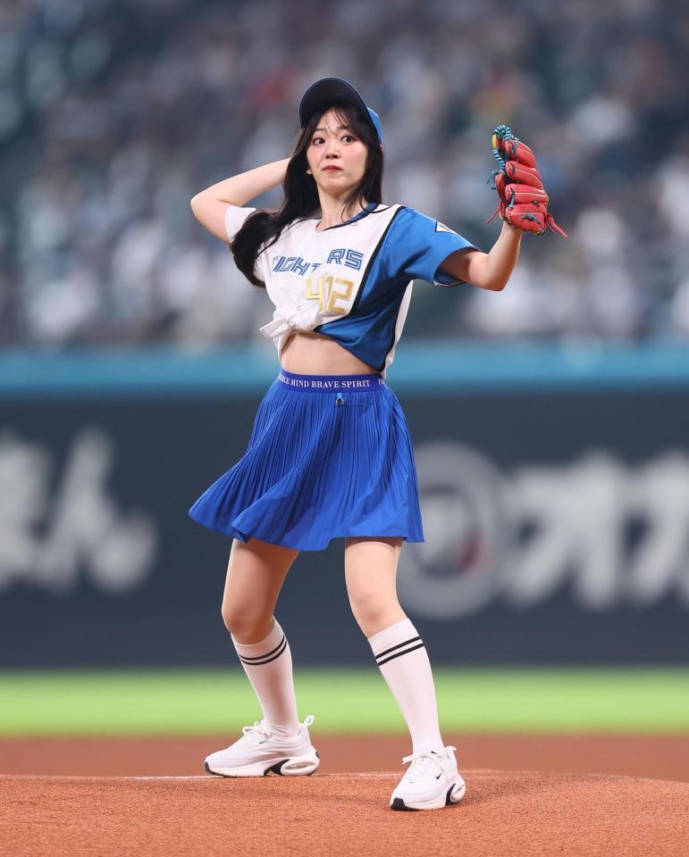 　ファーストピッチセレモニーで投球する鈴木愛理（撮影・中島達哉）