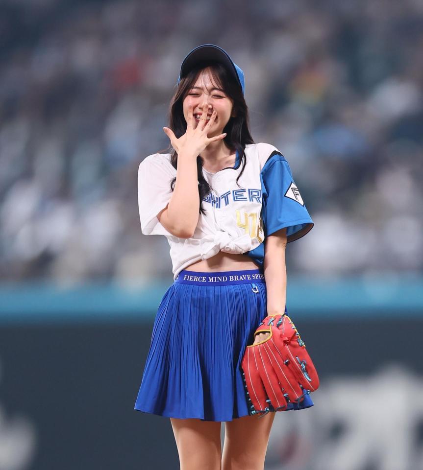 　ファーストピッチセレモニーで投球し、笑顔を見せる鈴木愛理（撮影・中島達哉）