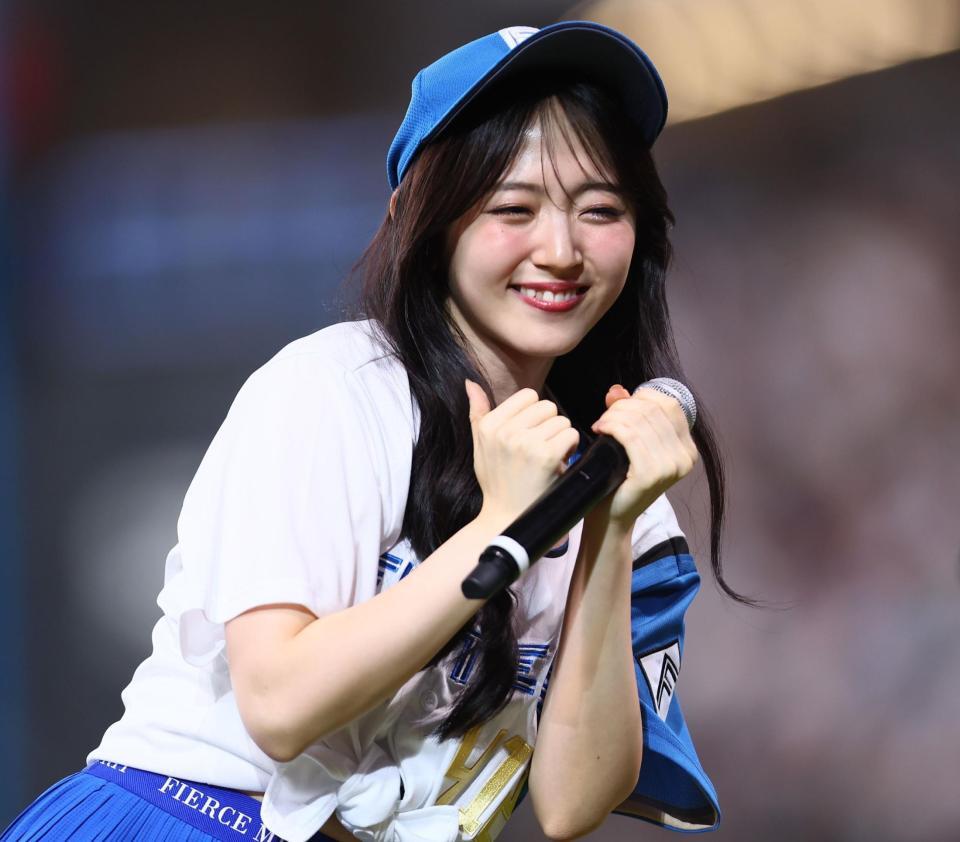 　ミニライブパフォーマンスを披露する鈴木愛理（撮影・中島達哉）