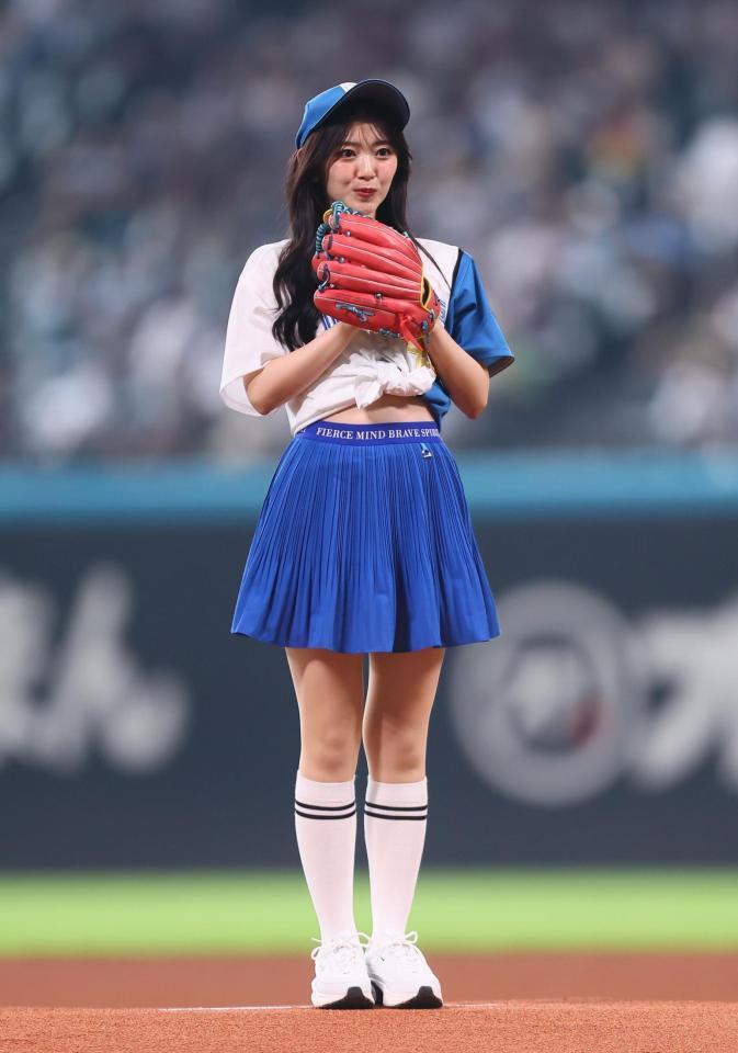 　ファーストピッチセレモニーに登場した鈴木愛理（撮影・中島達哉）