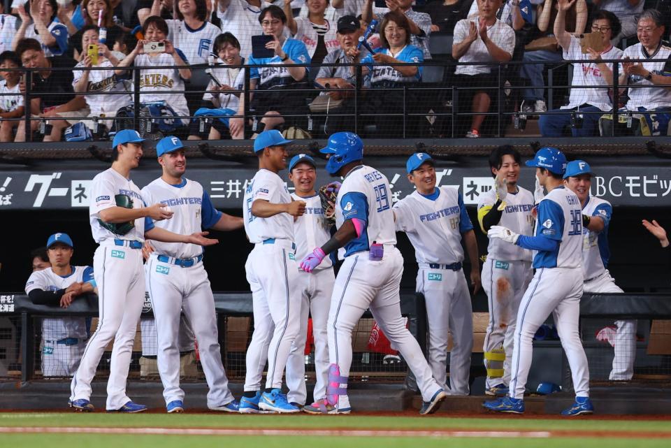 　２回、逆転満塁本塁打を放ったレイエス（中央）を迎える日本ハムナイン（撮影・中島達哉）
