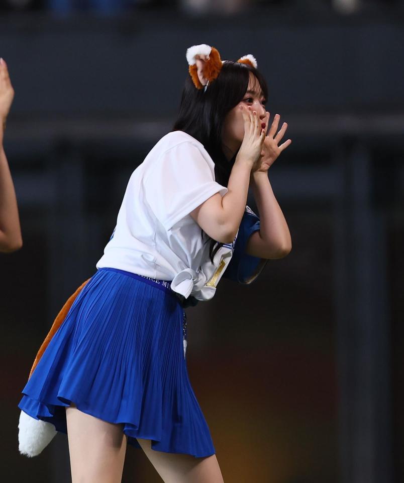 　きつねダンスを踊る鈴木愛理（撮影・中島達哉）