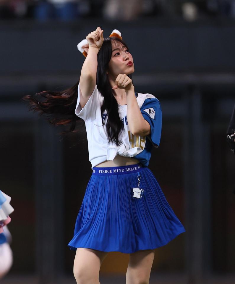 　きつねダンスを踊る鈴木愛理（撮影・中島達哉）