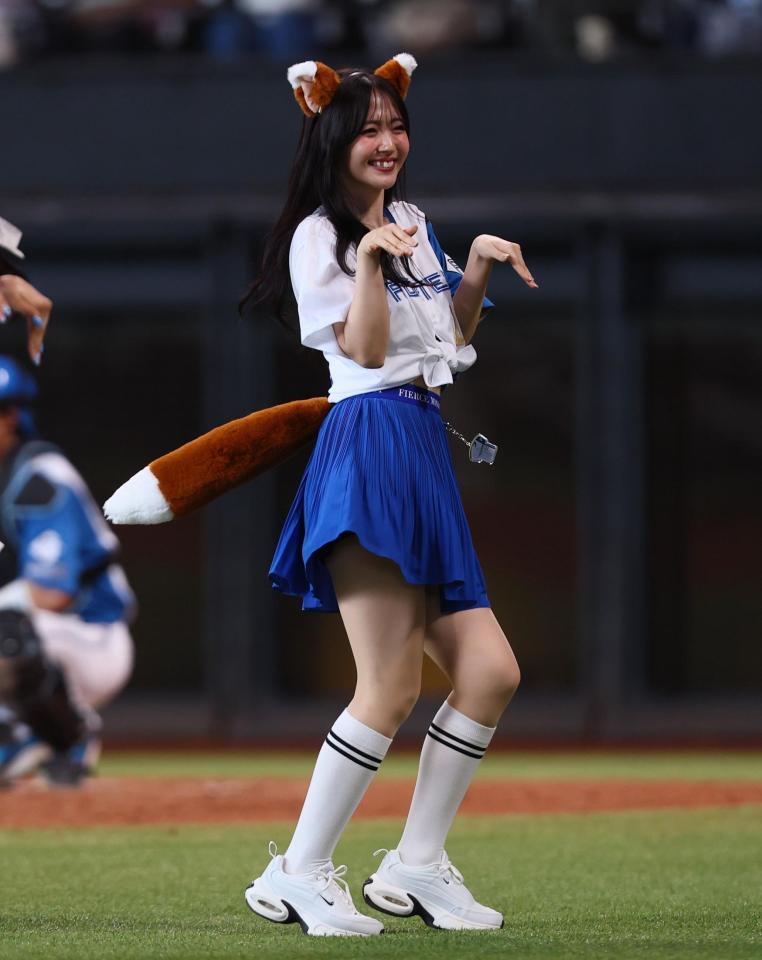 　きつねダンスを踊る鈴木愛理（撮影・中島達哉）