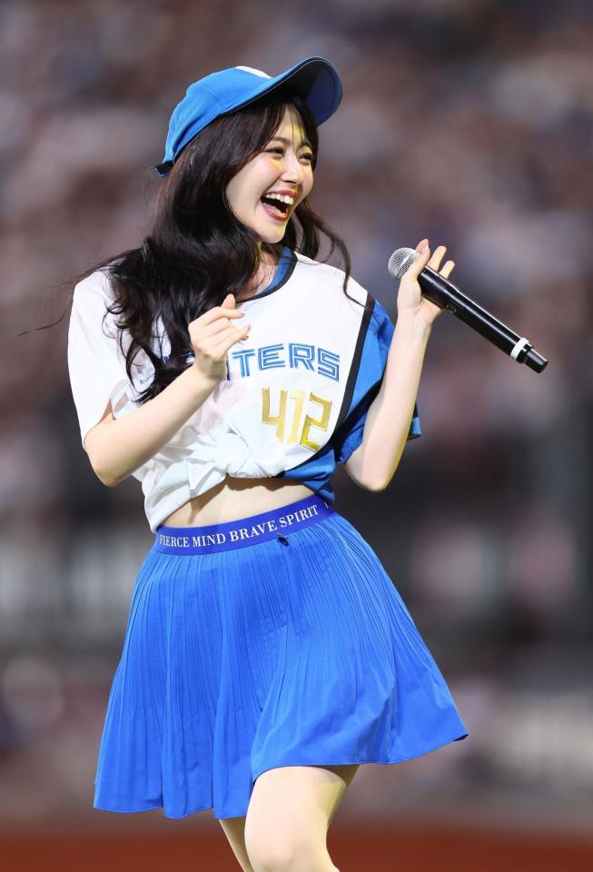 　ミニライブパフォーマンスを披露する鈴木愛理（撮影・中島達哉）