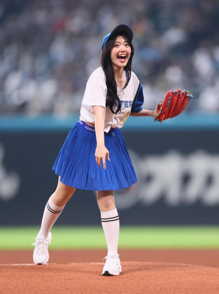 　ファーストピッチセレモニーで投球する鈴木愛理（撮影・中島達哉）